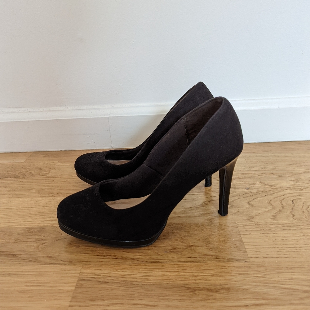 Black Pumps